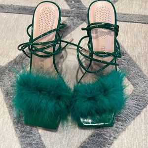 NIB Azalea Wang Warwick Green open toe heels with feathers size 8.5